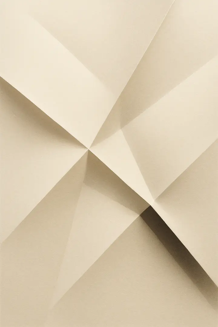 Folded Light – skulpturale Papierfalten im Hochformat